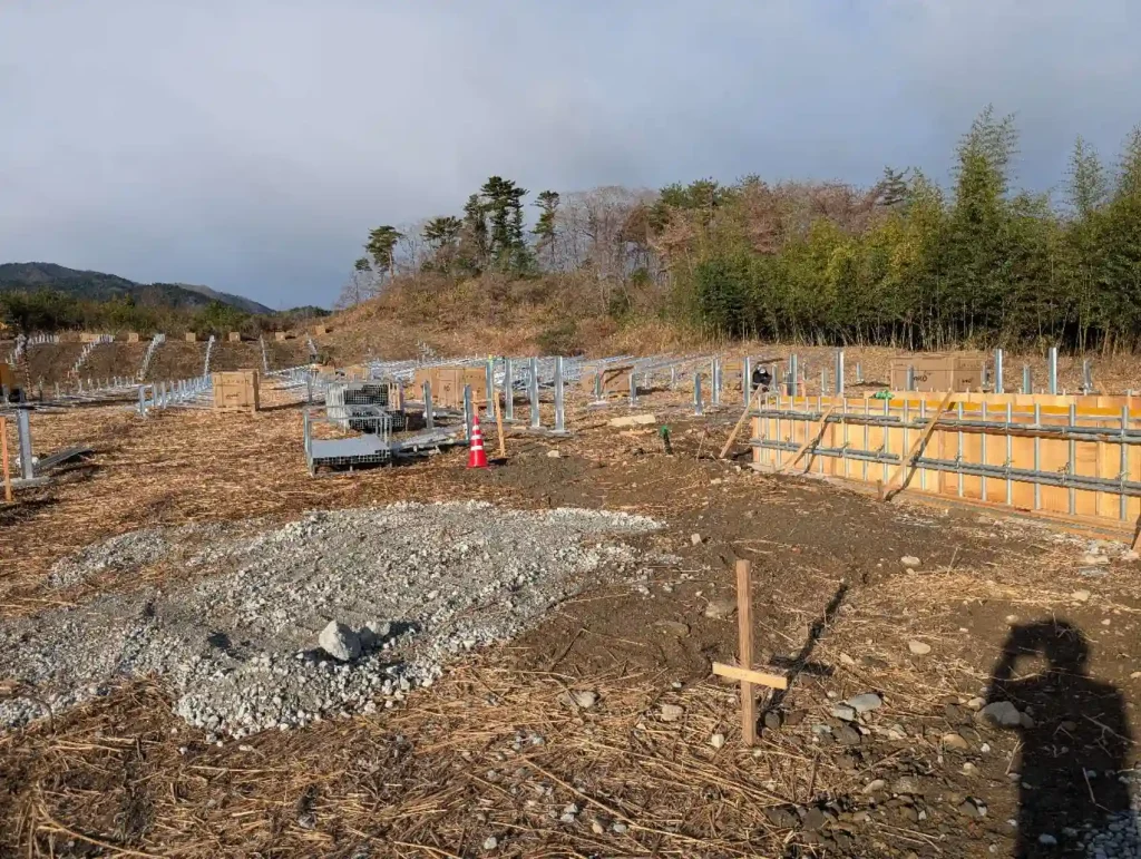 Construction site of SR Solar aluminum solar mounting solutions on an East-West slope terrain for a 1.46MW project in Fukushima Minamisoma.