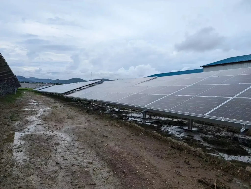 A long row of solar panels installed on a single-post ground mounting system manufactured by SR Solar for the 1.5MW Nimaibashi project in Japan.