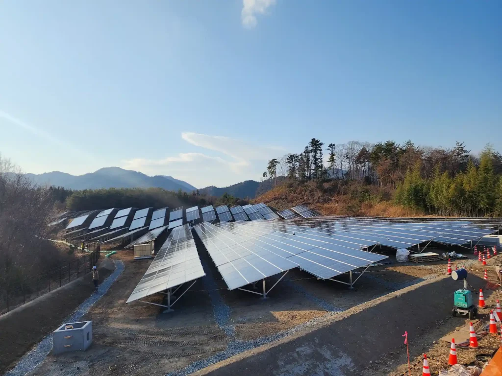 Utility-scale PV array installed on aluminum single-pile ground mounting solutions by manufacturer SR Solar.