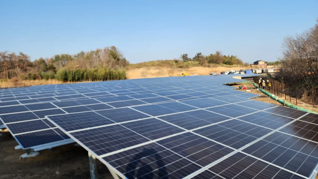 Utility-scale PV array installed on aluminum single-pile ground mounting solutions by manufacturer SR Solar.