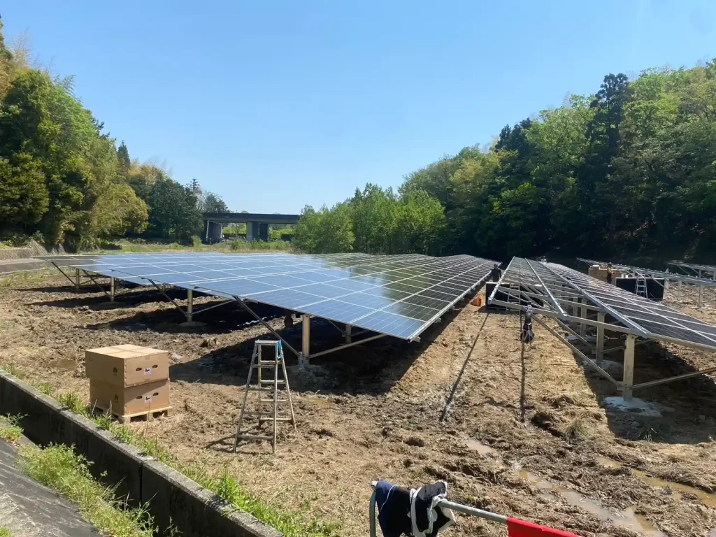 On-site assembly of solar arrays and pre-assembled main frames manufactured by SR Solar.