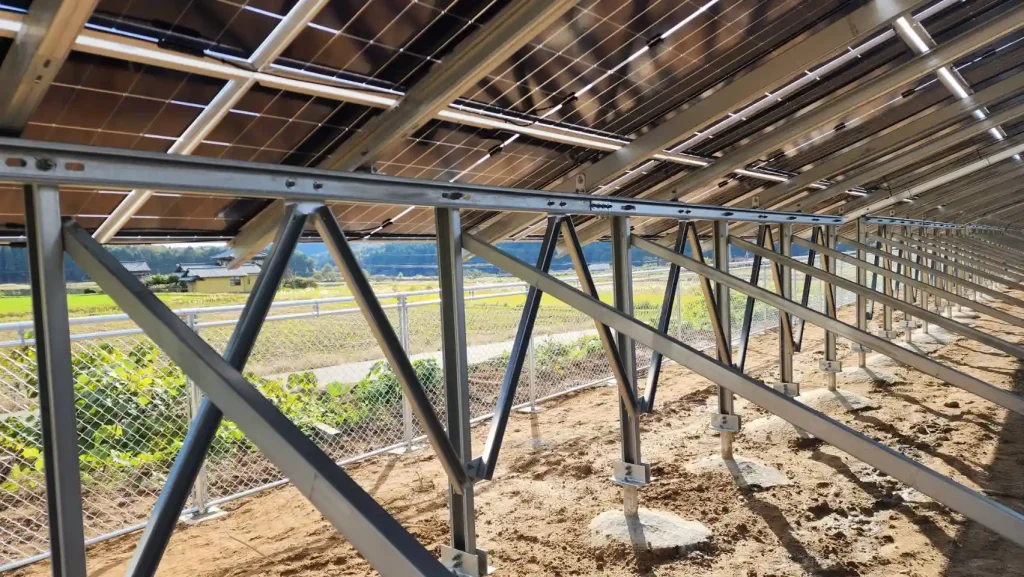 High-strength diagonal bracing on a ZAM steel solar structural frame manufactured by SR Solar next to a wire mesh fence.