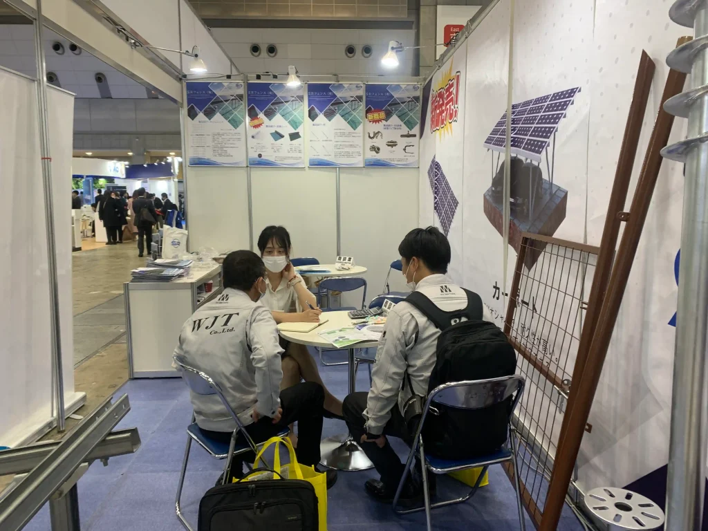 SR Solar technical team holding B2B engineering consultation at PV EXPO Tokyo 2023.